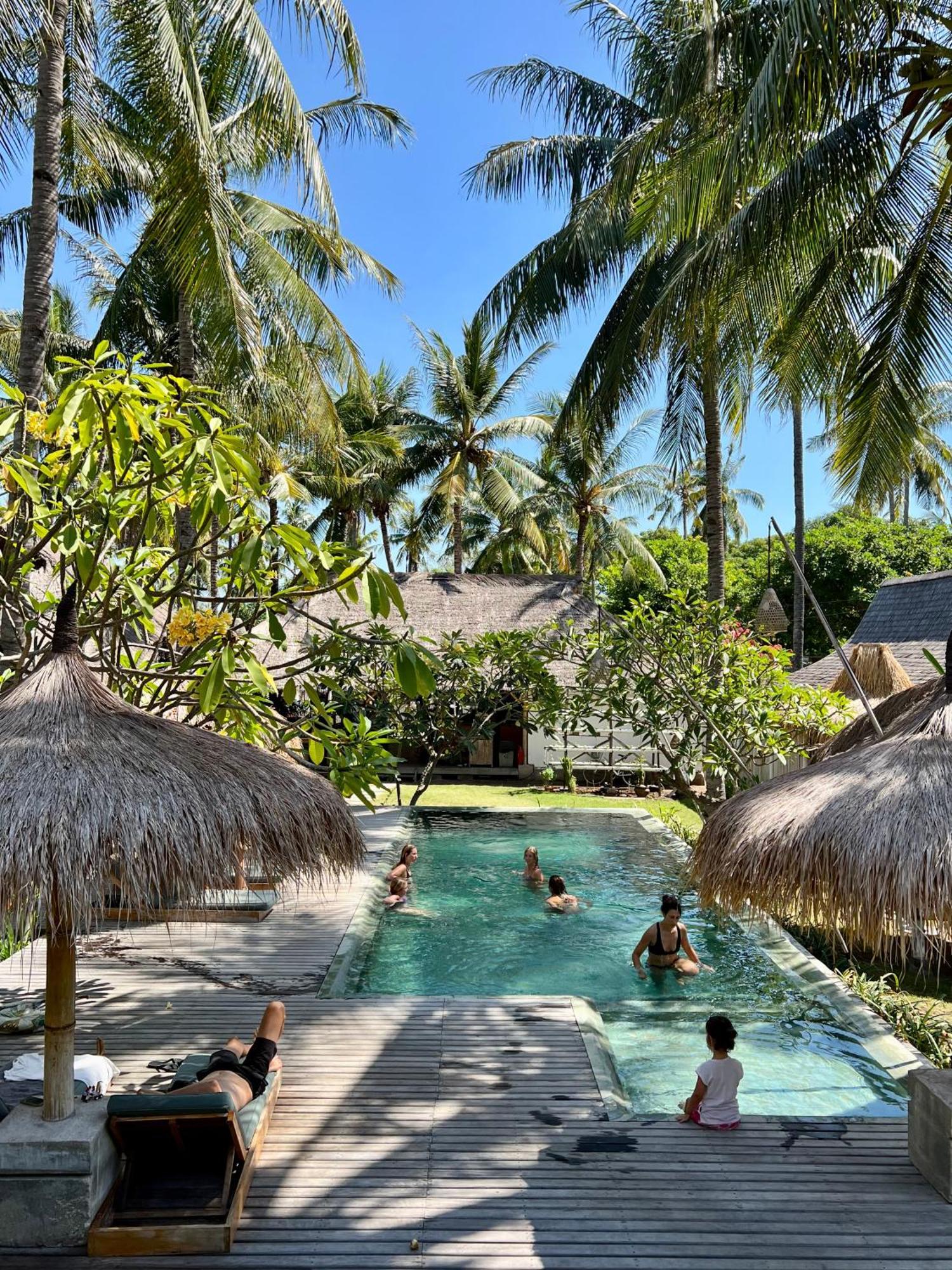 Captain Coconuts Gili Air Hotel Exterior photo